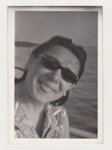 Carina giovane donna sorride