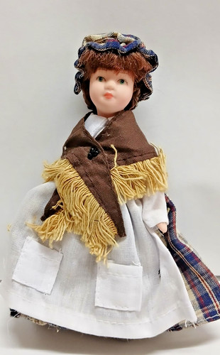 Donna con scialle porcellana - con,