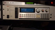 AKAI Professional S3200 con