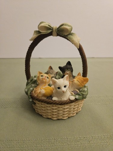 Cesto pieno gattini - di,
