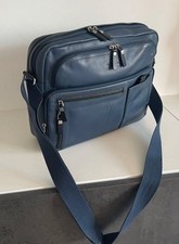 Magnifica messanger  pelle  blu modello particolare  Piquadro  con tracolla