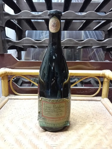 Bottiglia vino rosso barbera - bottiglia,