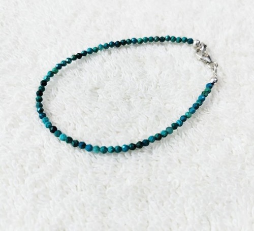 Delicato braccialetto fatto - , a