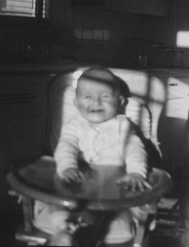 Seggiolone sorridente bambino