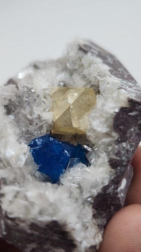 Cavansite con calcite gialla