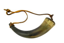 Antico vecchio piccolo contenitore fiaschetta polvere pistola nero bianco corno di toro bestiame