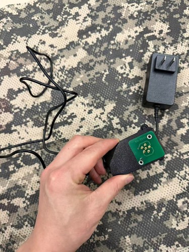 Caricabatteria radio militare