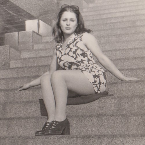 Giovane donna gradini di - su,