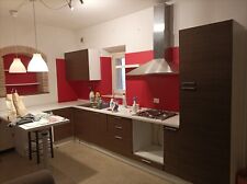 cucina con penisola usata moderna con elettrodomestici già smontata 