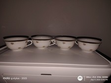 Un set di 4 tazzine da tè o