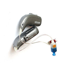 Usato, 2x Oticon Real 3 Biege + caricatore + altoparlanti 3/85db - spedizione USA