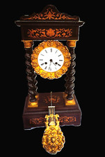 Antico orologio a portale