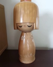 Bambola Kokeshi vintage in legno bambina con capelli bob occhi chiusi simpatica espressione Giappone