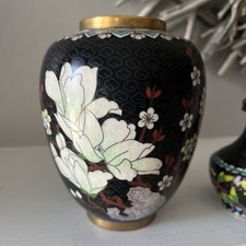 Coppia di vasi con bottiglie