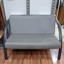 Divanetto attesa 2 posti Marin in pelle grigio; inutilizzato, praticamente nuovo