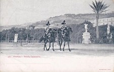 A8405) NAPOLI PATTUGLIA CARABINIERI A CAVALLO IN ALTA UNIFORME IN VIA CARACCIOLO