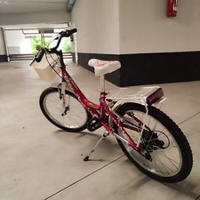 Bicicletta bambina rosa e bianca, casco in coordinato