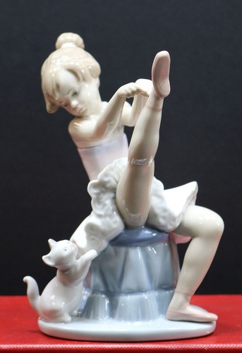 Statuina gatto bambina