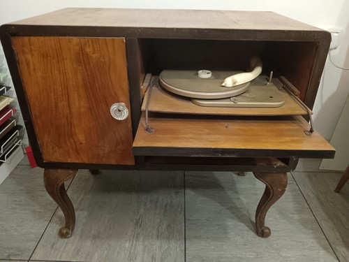 Mobile vintage con giradischi
