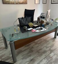 Prestigiosa scrivania ufficio con piano in cristallo usata