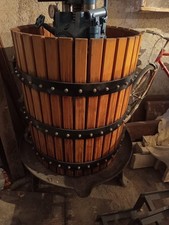 Torchio idraulico per uva usato.