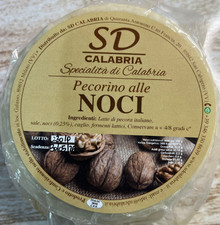 Formaggio pecorino con noci