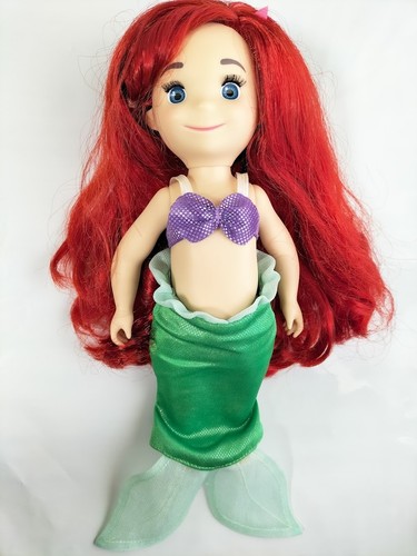 Una piccola bambola ariel - È,