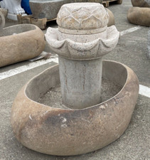 Fontana con fiori di loto in granito bicolore intagliata a mano