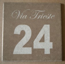 Numero civico + via incisi su