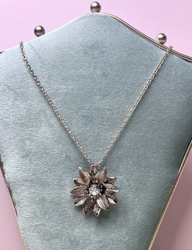 Collana con ciondolo - , fiore
