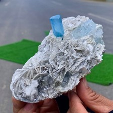 448G Raro!! Acquamarina naturale bellissima con cristallo di mica esemplare grezzo