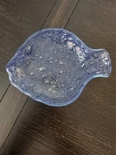 Pesce in vetro blu con bolle