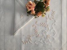 Tovaglia ricamata a mano in