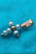 Pendente a croce  in oro 18k " Genio & Brevetti" con inserti di Piccole Perle