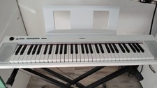 Yamaha Digital Keyboard Piaggero NP-12WH + copri tastiera + supporto tastiera 