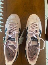  Adidas Handball Spezial  rosa chiaro con dettagli blu navy.