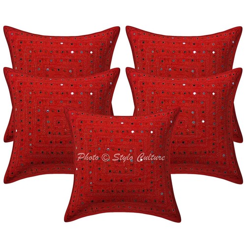 Copricuscino rosso ricamato