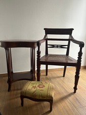 Set Mobili Antichi in Legno Massello: Sedia, Tavolino con Cassetto e Poggiapiedi