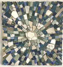 Arte mosaica astratta tecnica mista, smalti, vetro, pietra, ceramica da spiaggia, multicolore