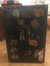 valigia vintage di color nero a bauletto in cuoio e inchiodata prima metà '900