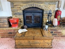 Vecchia cassapanca antica in