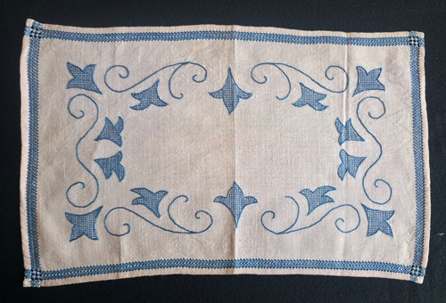Coprivassoio ricamato mano - coprivassoio, a
