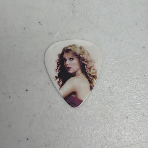 Taylor swift guitar - swift, pick
