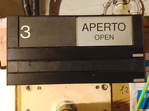 Aperto chiuso cartello porta - aperto,