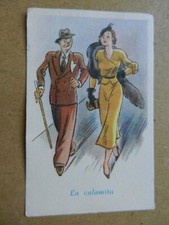 20113) COPPIA CON VESTITI ALLA MODA LA CALAMITA VIAGGIATA 1950 NON COMUNE