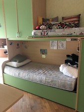 Cameretta ragazzi a ponte con scrivanie e scaffali