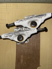 Invaders/Grind King Skateboard Trucks (Wht) montato con boccole DohDoh