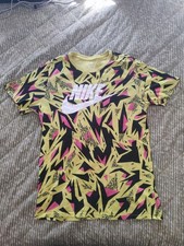 Maglia Nike "The Nike Tee" gialla con fantasia rosa e nera, Maglietta