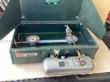 Coleman Fornello da Campeggio Centrale Elettrica Senza Piombo 414 Doppio Carburante 2 Fuochi Verde Vintage USA