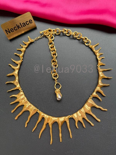 Collana dichiarazione astratta
